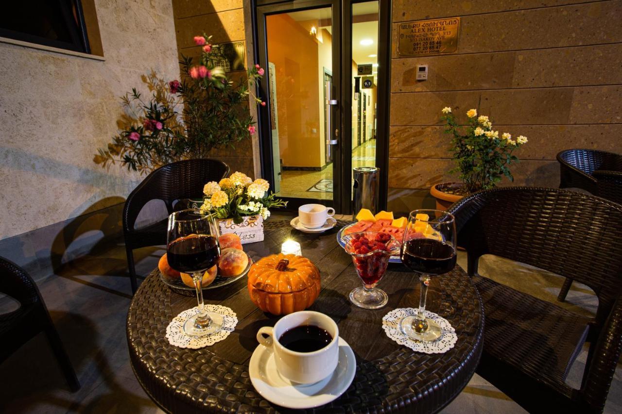 Alex Hotel Jerevan Buitenkant foto