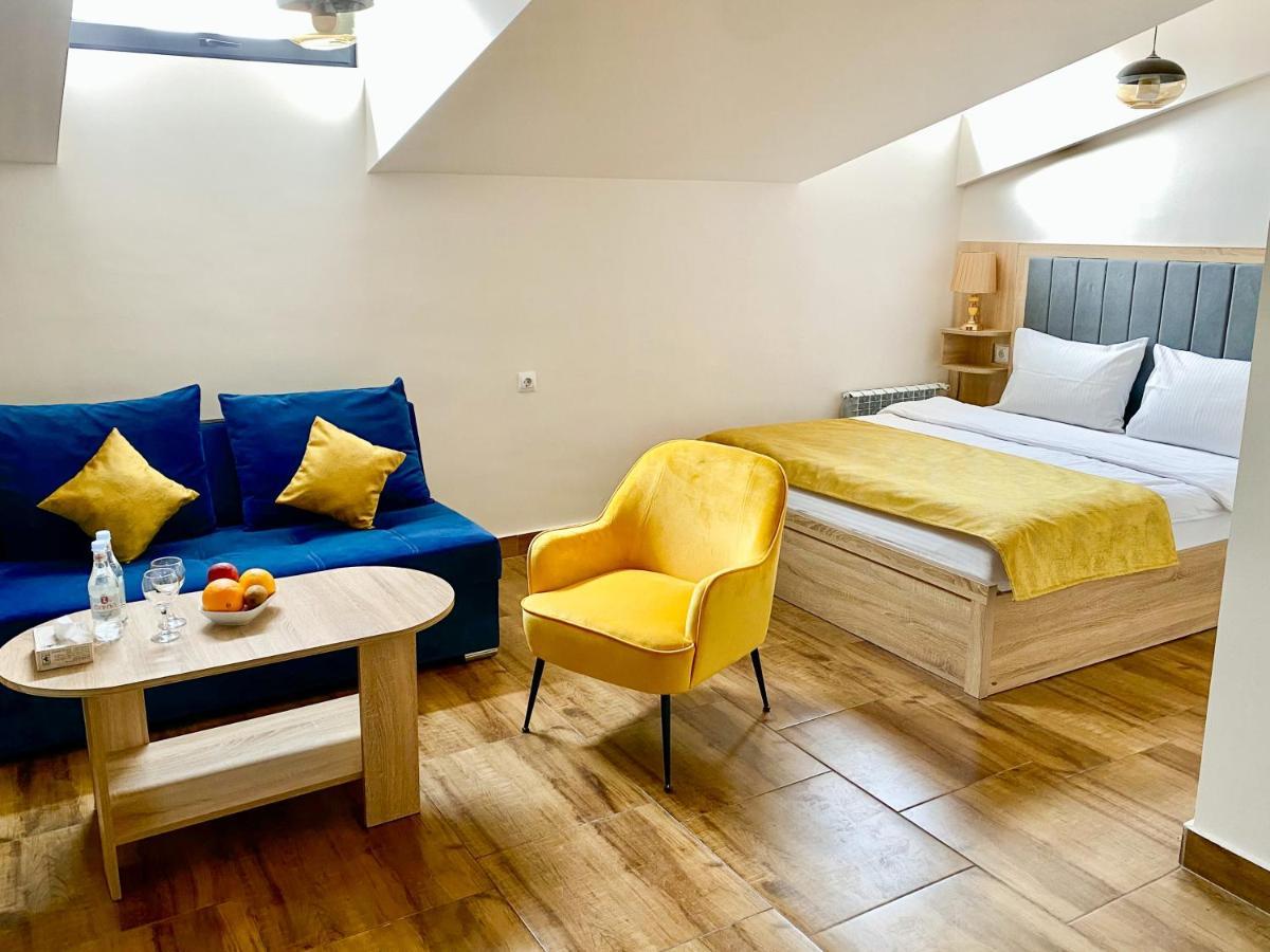 Alex Hotel Jerevan Buitenkant foto