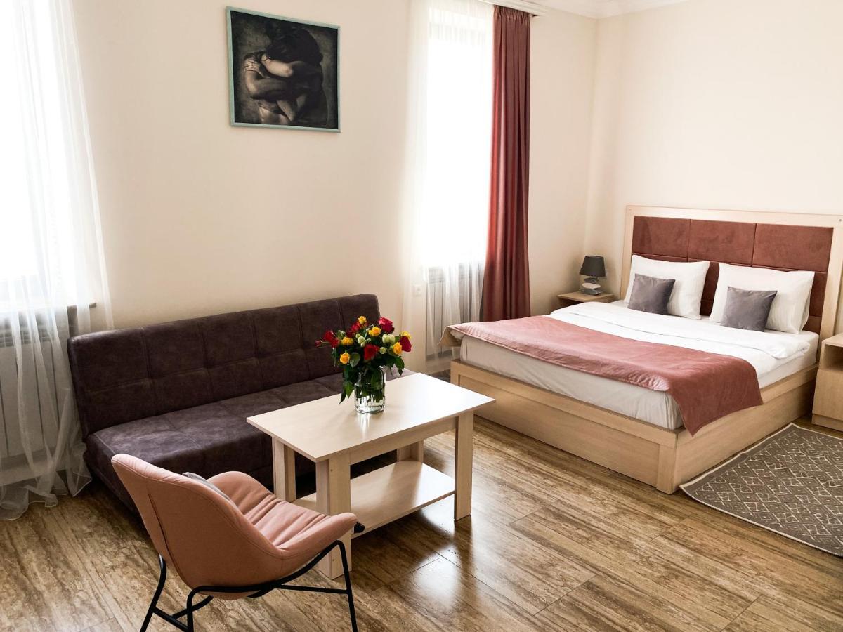 Alex Hotel Jerevan Buitenkant foto