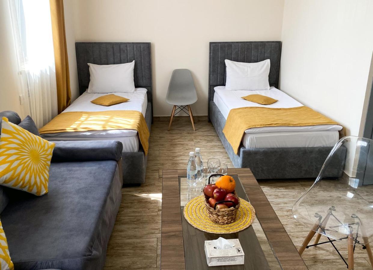 Alex Hotel Jerevan Buitenkant foto