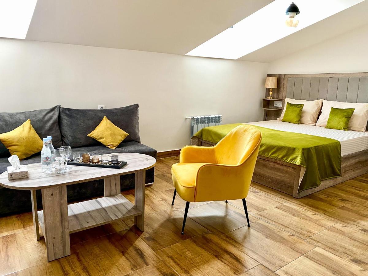 Alex Hotel Jerevan Buitenkant foto