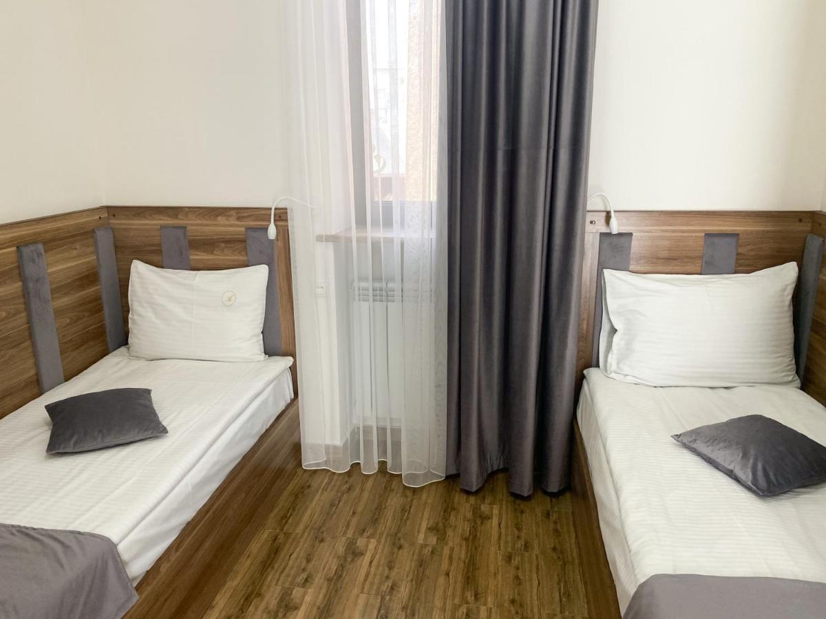 Alex Hotel Jerevan Buitenkant foto