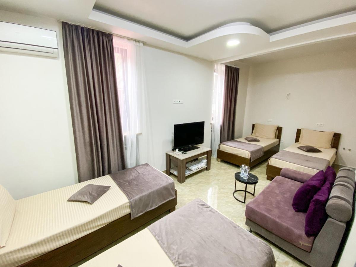 Alex Hotel Jerevan Buitenkant foto