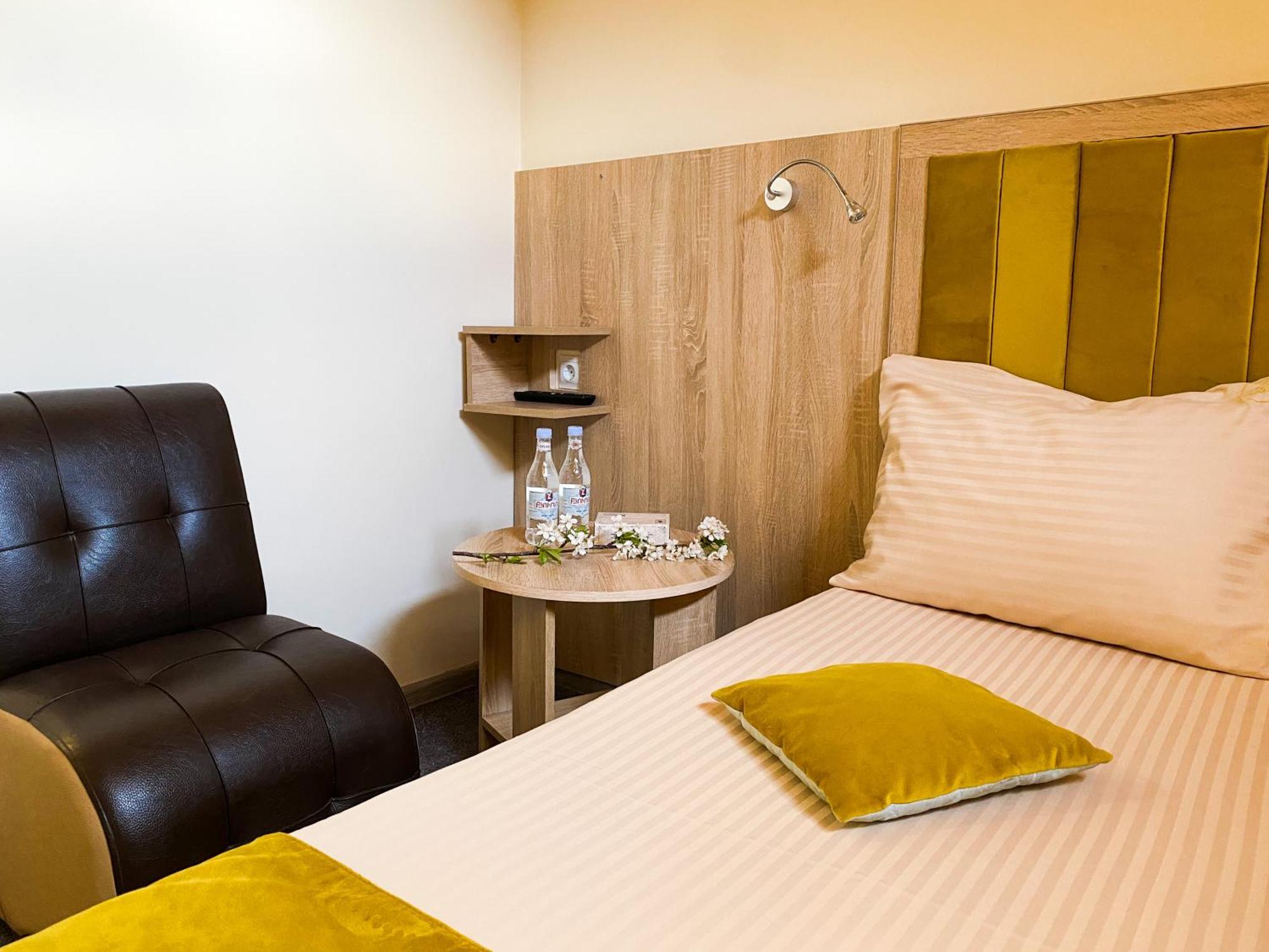 Alex Hotel Jerevan Buitenkant foto
