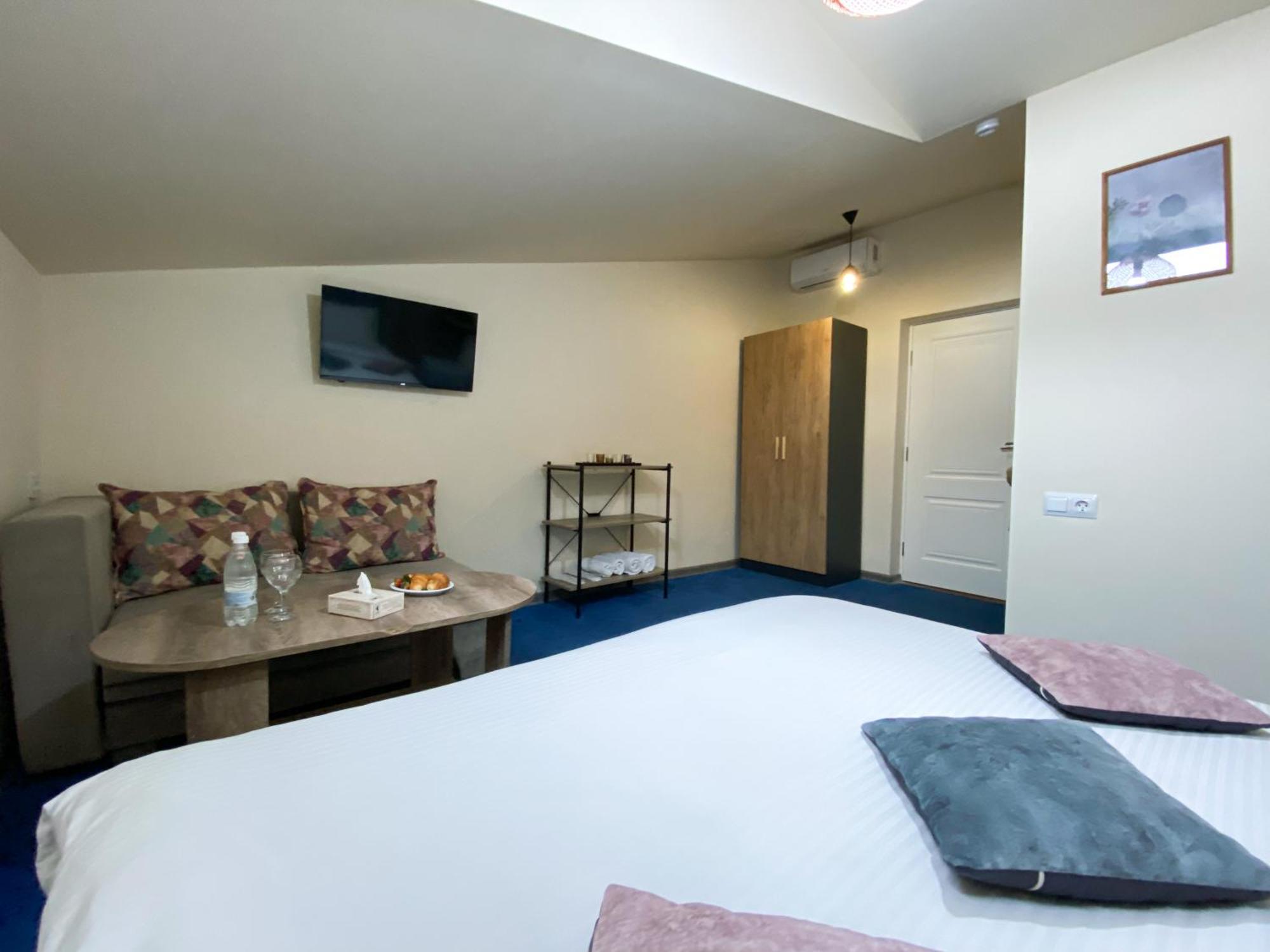 Alex Hotel Jerevan Buitenkant foto
