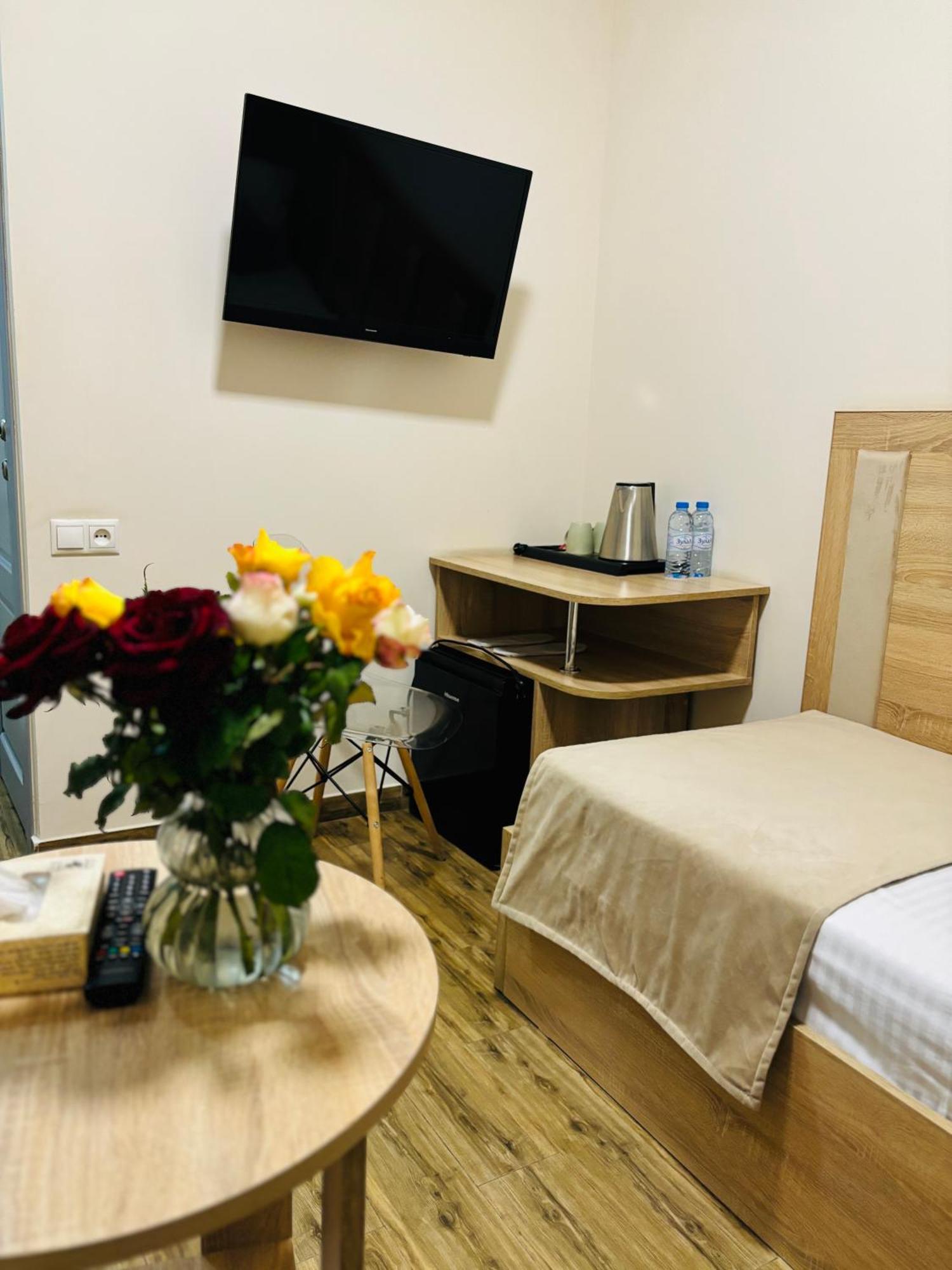 Alex Hotel Jerevan Buitenkant foto