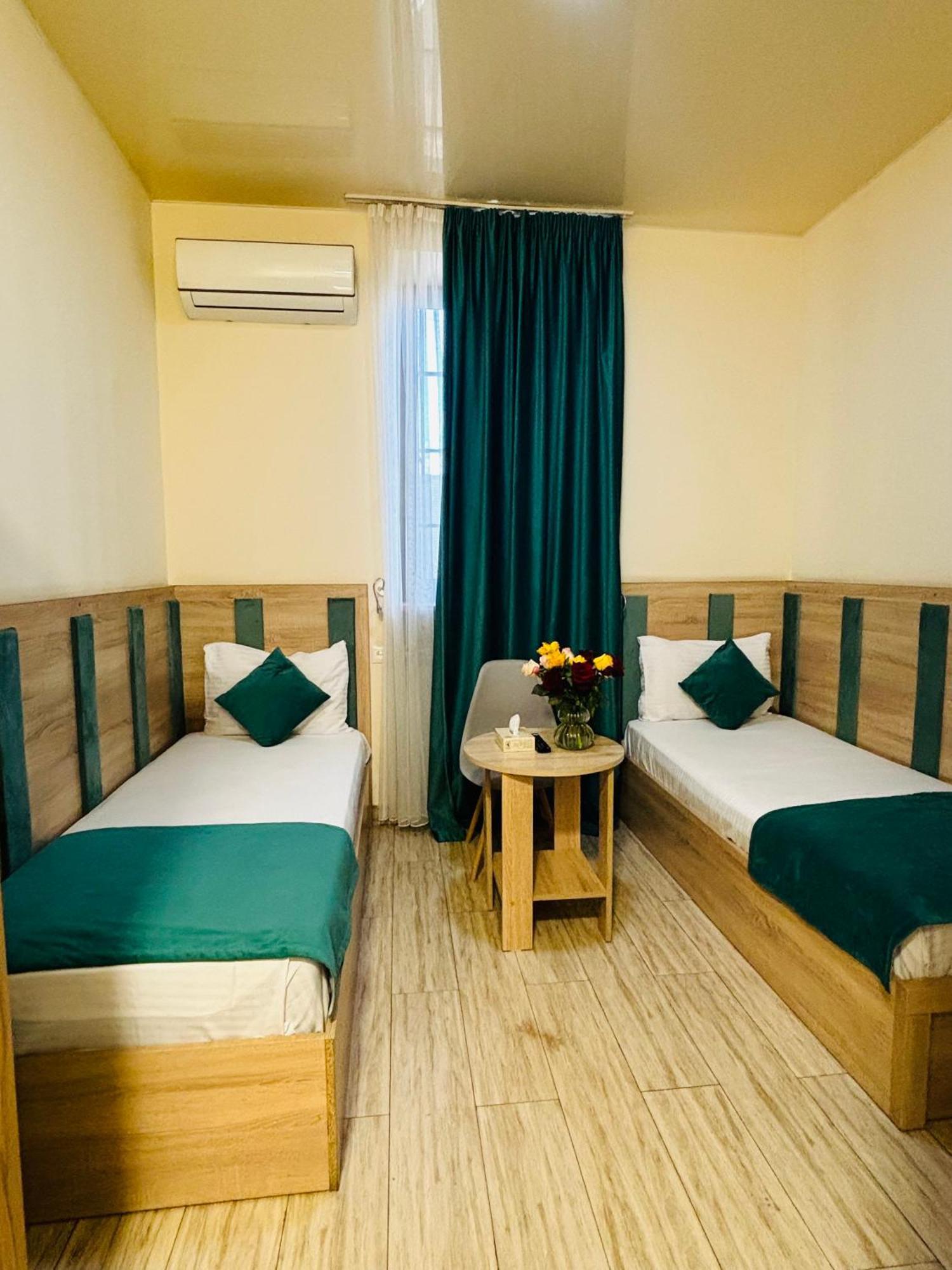 Alex Hotel Jerevan Buitenkant foto