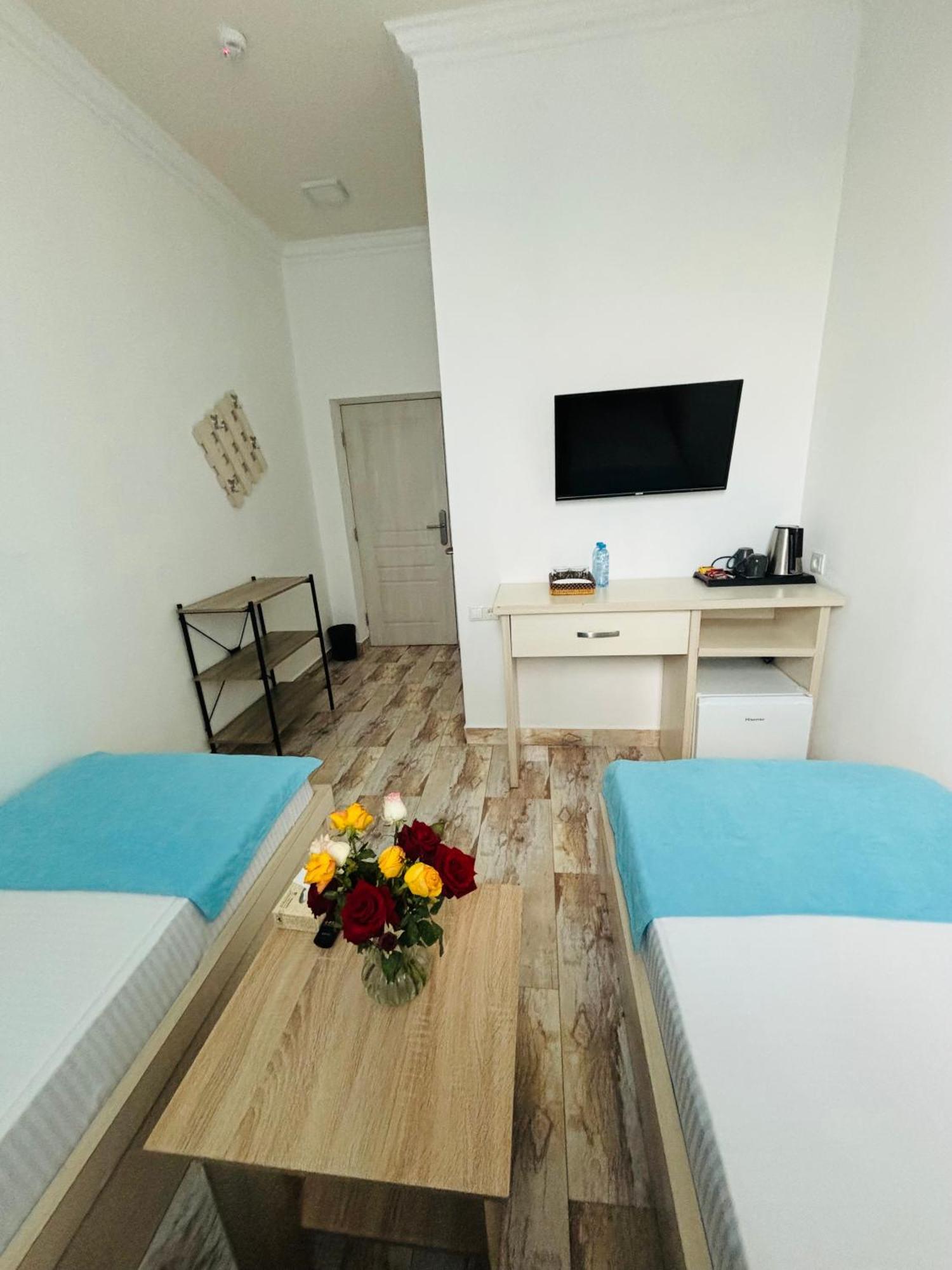 Alex Hotel Jerevan Buitenkant foto