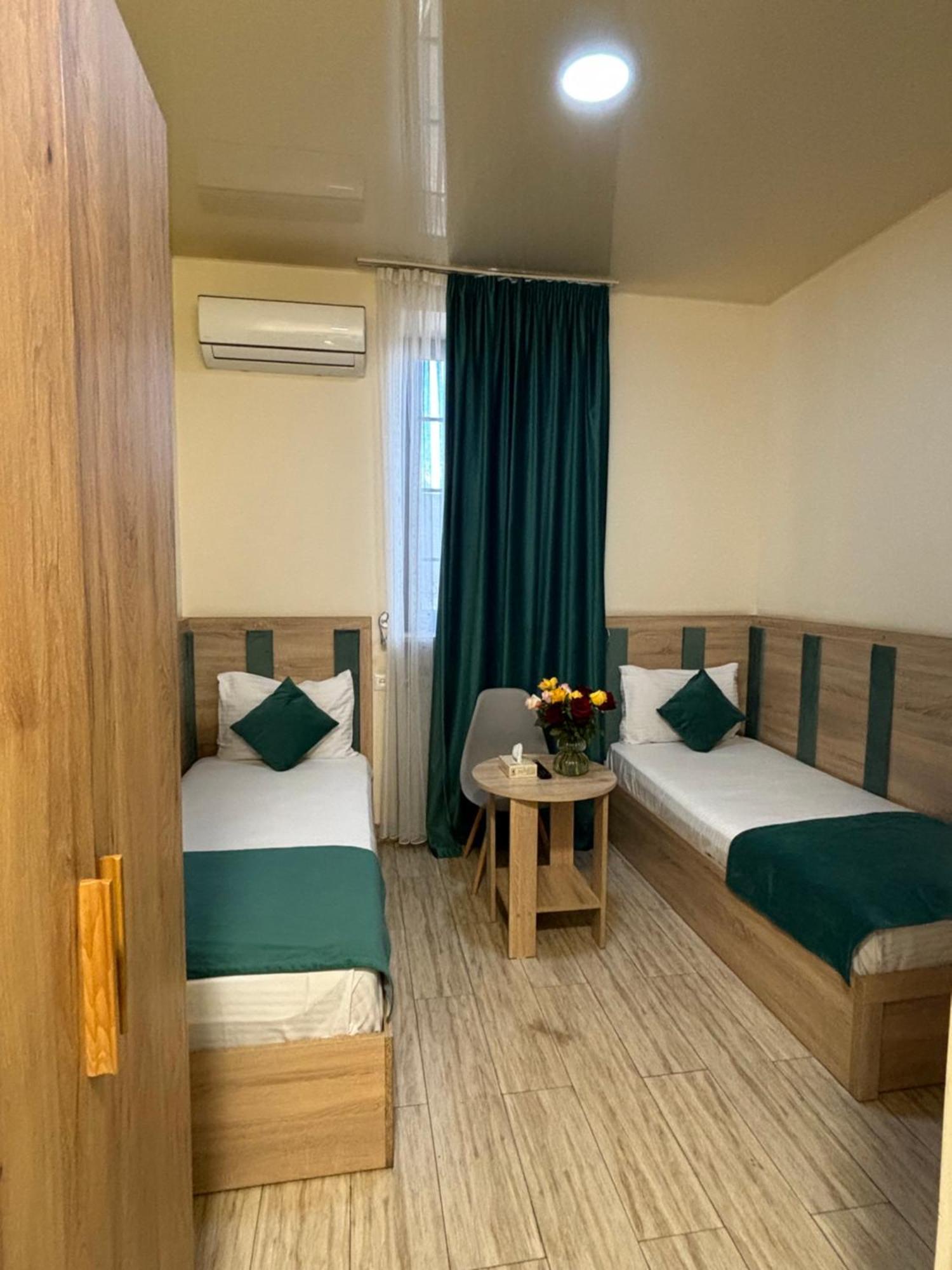 Alex Hotel Jerevan Buitenkant foto